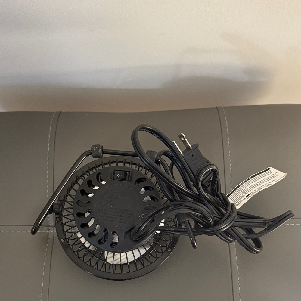 Personal 4 inch metal black electric fan. Portable adjustable tilt - Picture 3 of 3